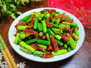 Bếp Eva - Loại cây tưởng chỉ lấy củ ai ngờ thân là kho dinh dưỡng, chứa đầy kháng sinh tự nhiên, xào kiểu này vừa ngon lại bổ