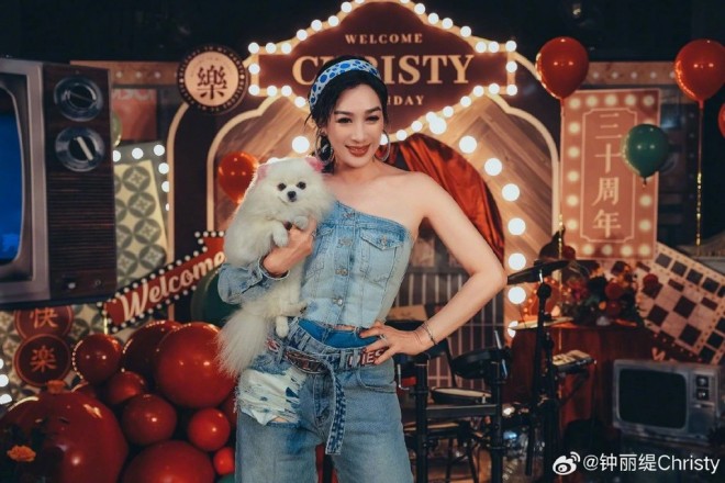 View - Chung Lệ Đề - Mỹ nhân Việt đẹp nhất Châu Á đón sinh nhật bên chồng đáng tuổi cháu, mặt thật mới sợ