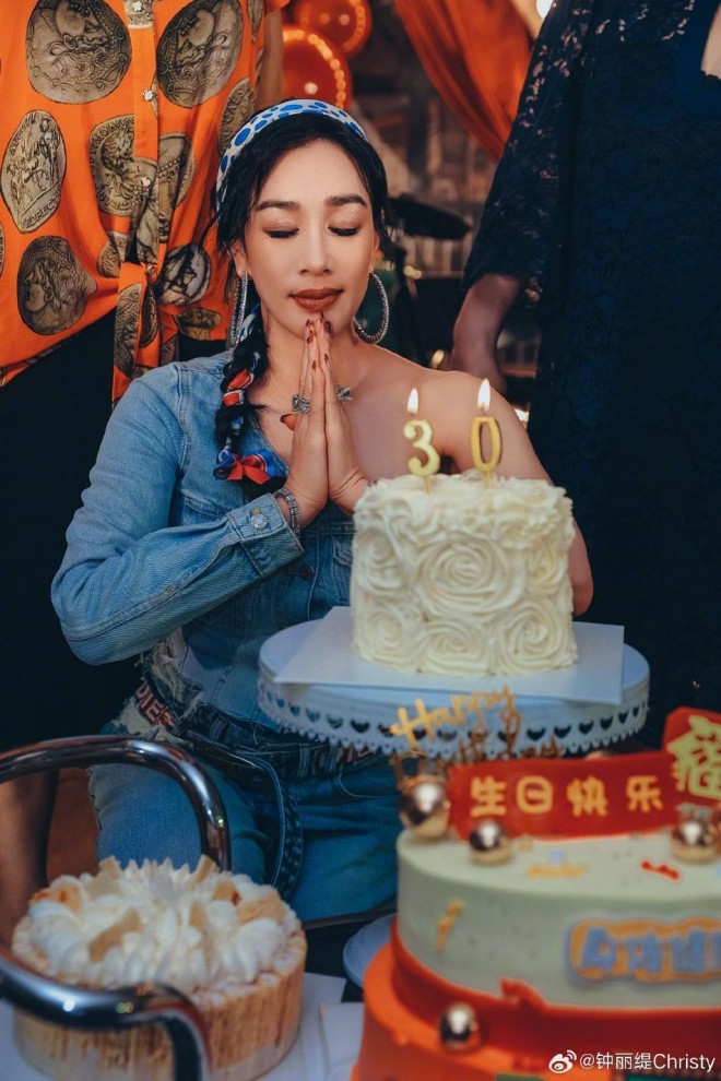 View - Chung Lệ Đề - Mỹ nhân Việt đẹp nhất Châu Á đón sinh nhật bên chồng đáng tuổi cháu, mặt thật mới sợ