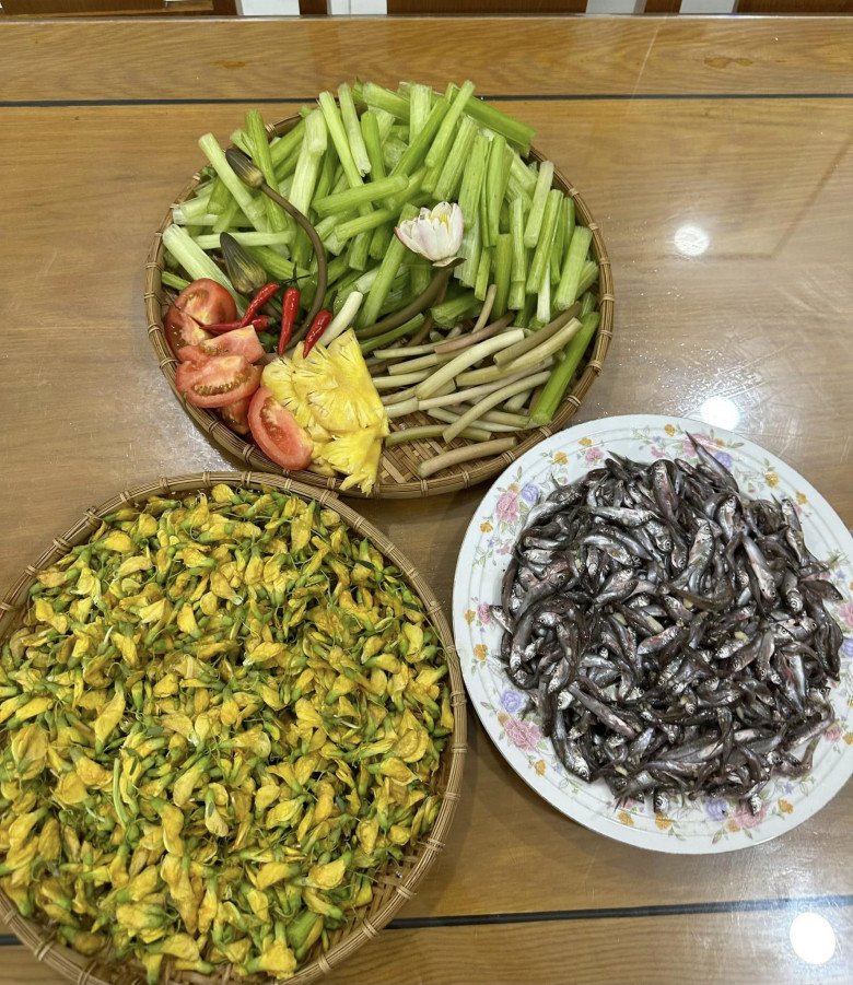 Hoa điên điển có thể chế biến được nhiều món ngon, nhất là canh chua hoặc lẩu với cá linh. Ảnh: BL.