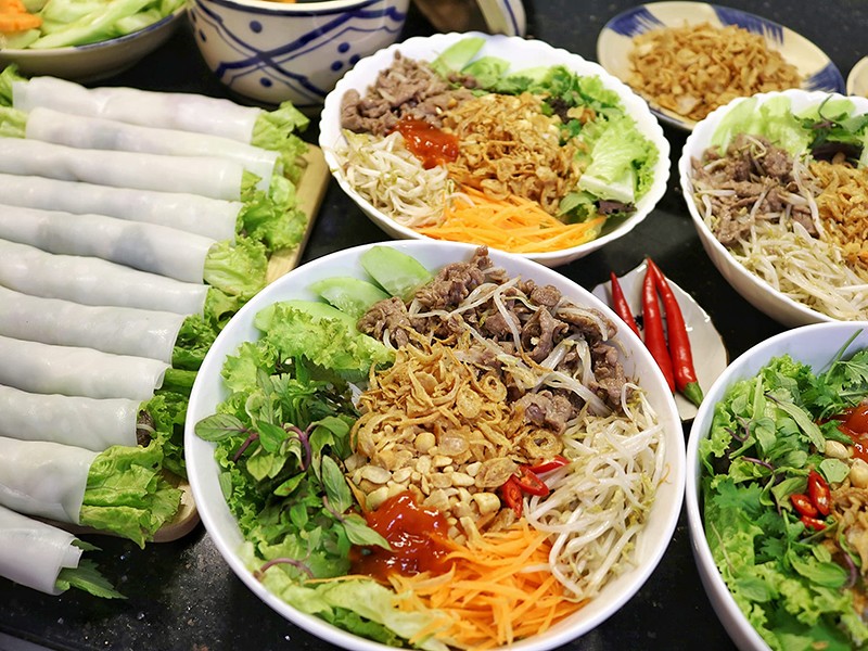 Bún bò Nam bộ, phở cuốn.
