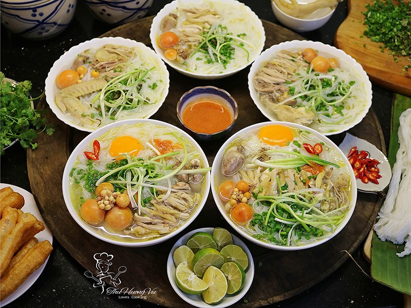 Phở gà trứng non.
