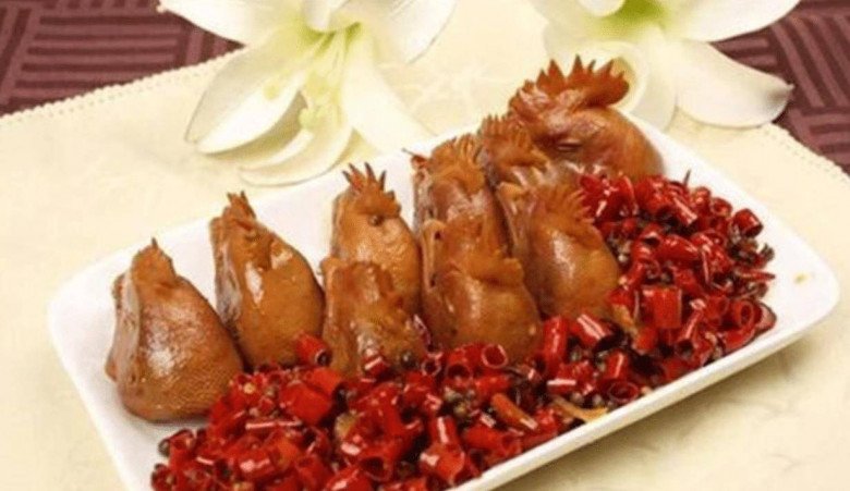 Các nhà khoa học cho biết đầu gà không có chất độc hại như nhiều người đồn đại. (Ảnh minh họa)