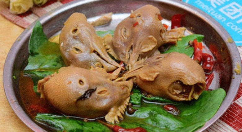 Phần mào ở đầu gà có hàm lượng cholesterol cao hơn các bộ phận khác, không nên ăn nhiều. (Ảnh minh họa)