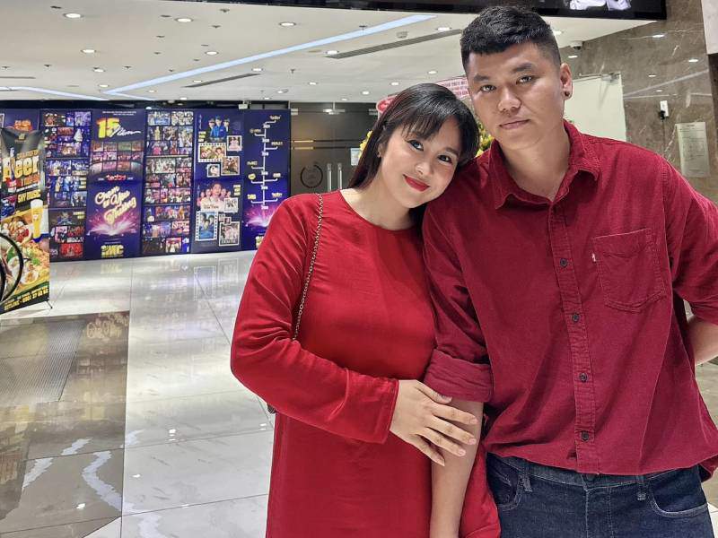 Trên trang cá nhân của mình, Lê Phương đã đăng tải khoảnh khắc tình tứ bên chồng trẻ. Cô e ấp dựa vai vào ông xã với khuôn mặt rạng ngời hạnh phúc. Cả hai nổi bật trong trang phục sắc đỏ trông cực đồng điệu. 
