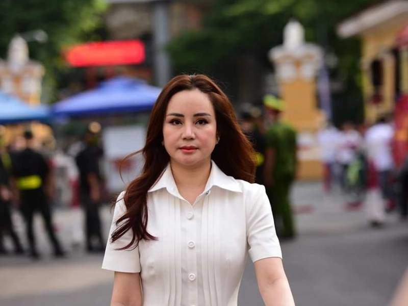 Trong một số bức hình được chia sẻ trên mạng xã hội, cư dân mạng không khỏi bất ngờ trước nhan sắc khác lạ của Vy Oanh. Nữ ca sĩ nhận nhiều ý kiến bình luận về gương mặt biến dạng, sưng vù một cách khó hiểu.
