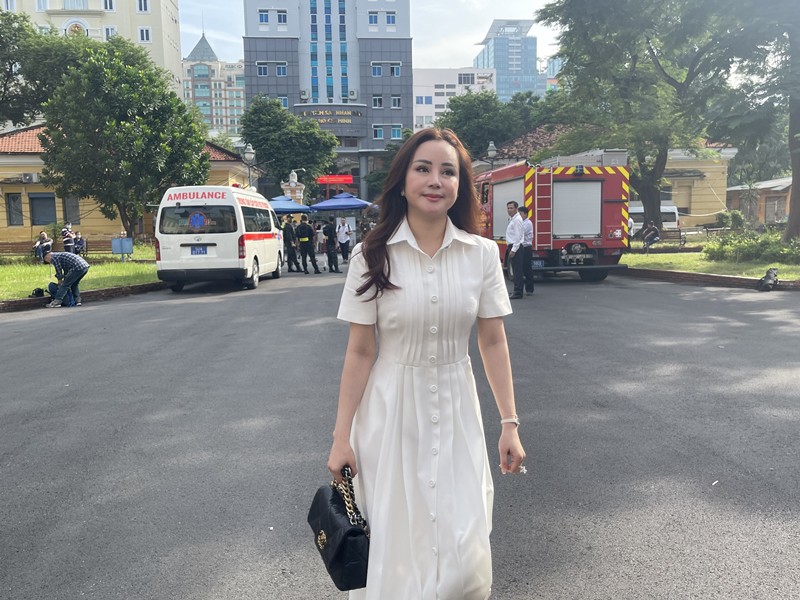 Mới đây, phiên tòa xét xử bà Nguyễn Phương Hằng đã được diễn ra tại TP. HCM. Xuất hiện tại đây, Vy Oanh diện đầm trắng thanh lịch và chào mọi người trước khi bước vào tòa. 
