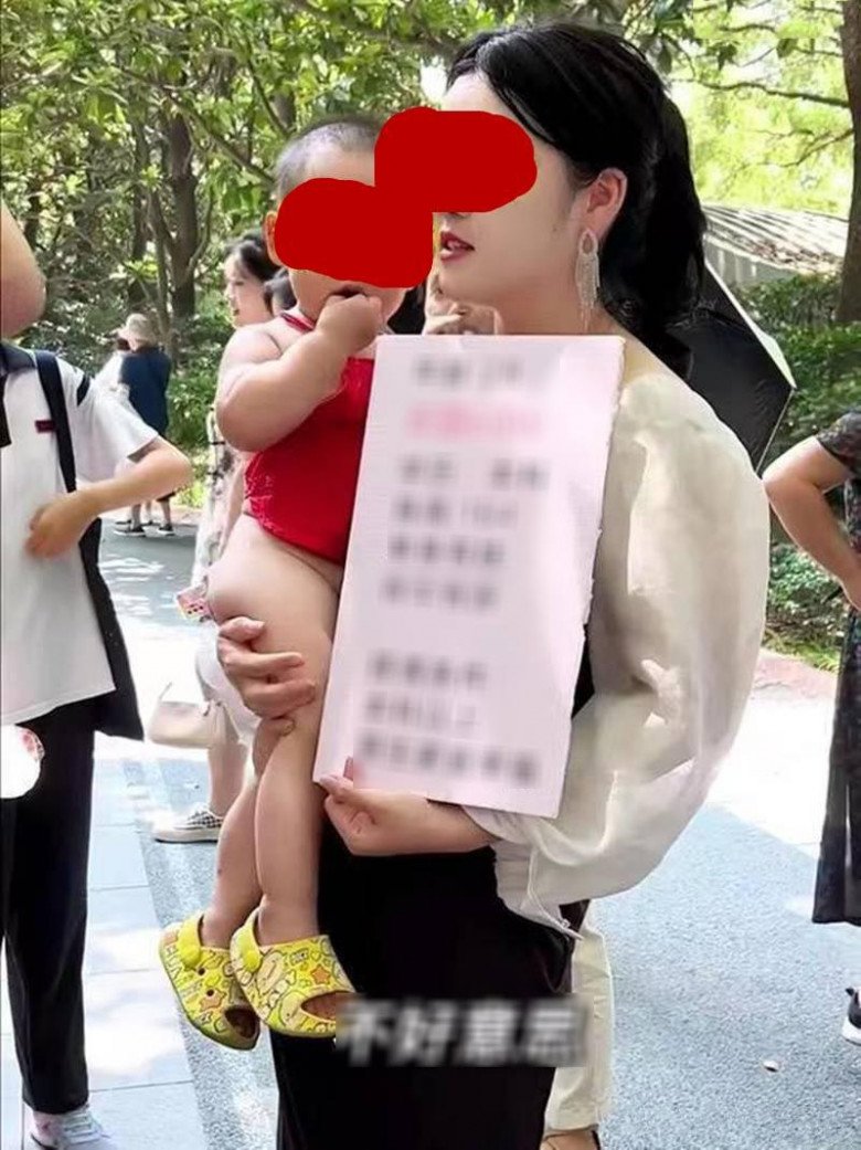 Người phụ nữ trẻ xinh đẹp với thu nhập cao, đã có nhà và xe nhanh chóng thu hút sự chú ý ở chợ mai mối trong công viên.