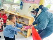 Yêu con - Trường mầm non diễn tập đề phòng "người lạ", 20 bé đòi đi theo, có bé giơ tay xung phong đi, cô gọi dứt khoát không về