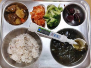 Làm mẹ - Mẹ khoe cơm trưa cao cấp ở trường tiểu học của con, nhìn bức ảnh hội phụ huynh chê "nghèo", đồng loạt xin đổi trường