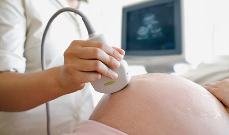 Riêng các khoản tiền thăm khám thai kỳ và xét nghiệm cơ bản cũng hết khoảng hơn 10 triệu đồng. (Ảnh minh họa)