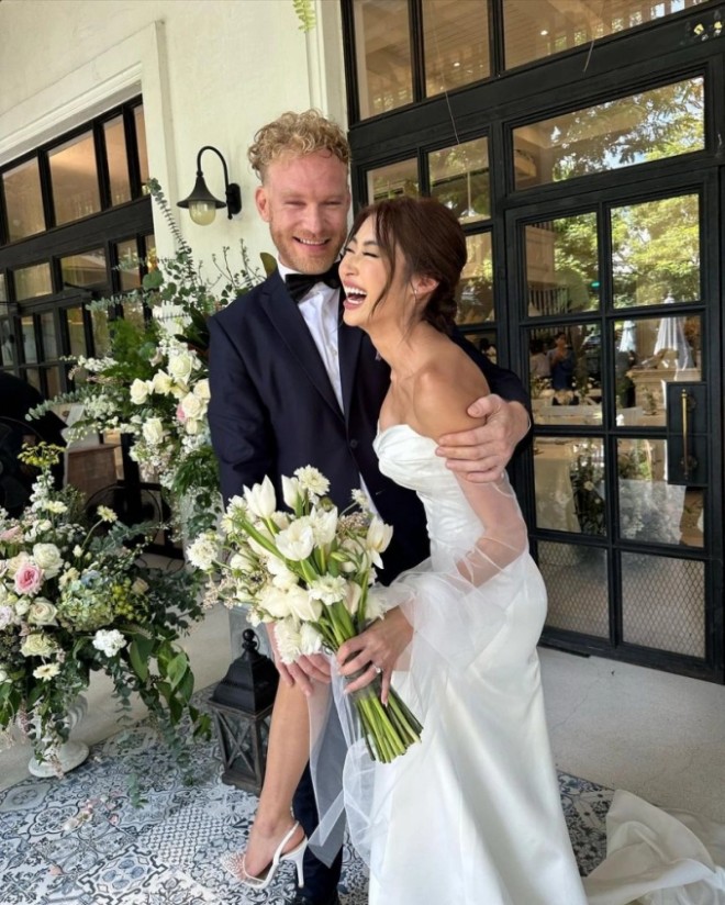 Cô dâu cười thả ga, quậy tưng bừng bên chú rể.