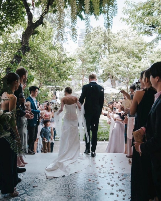 Rất nhiều bạn bè đến chung vui với cặp đôi. 