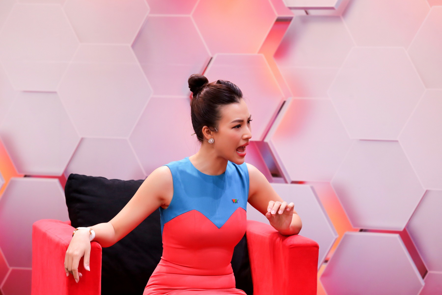 View - Hoàng Oanh kinh ngạc trước cậu bé 12 tuổi nói được 3 thứ tiếng, là con của một nữ diễn viên