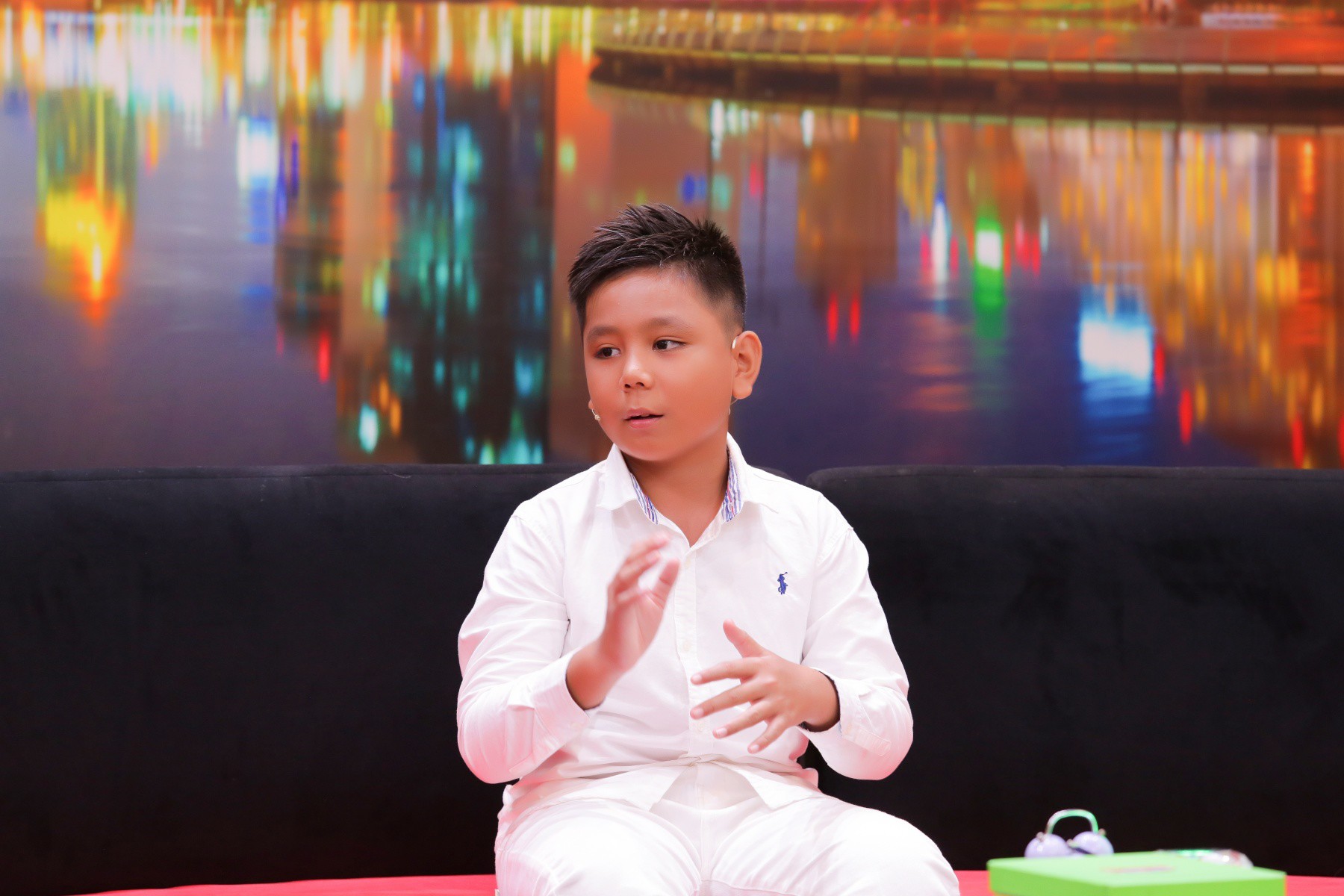 View - Hoàng Oanh kinh ngạc trước cậu bé 12 tuổi nói được 3 thứ tiếng, là con của một nữ diễn viên