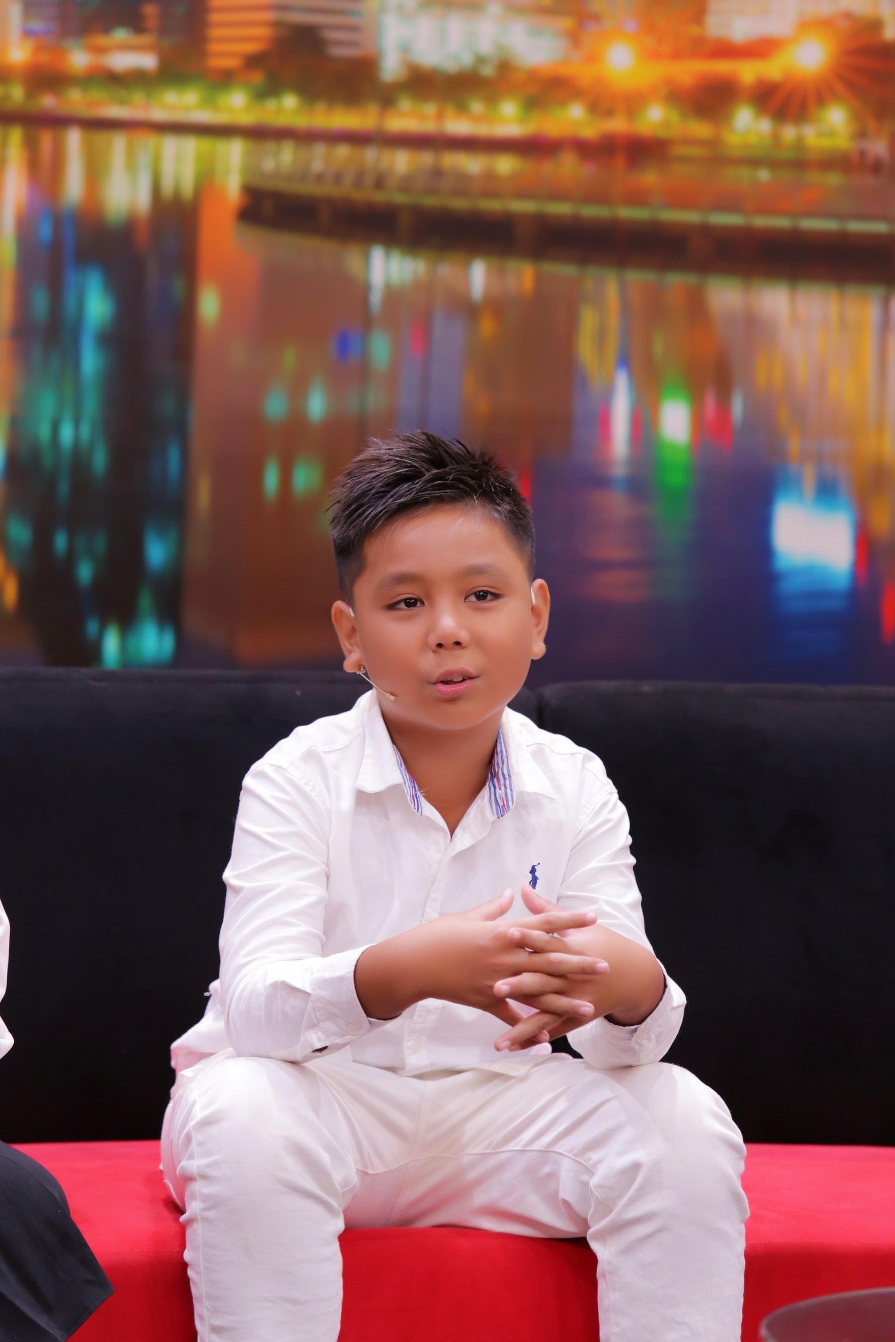 View - Hoàng Oanh kinh ngạc trước cậu bé 12 tuổi nói được 3 thứ tiếng, là con của một nữ diễn viên