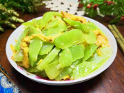 Bếp Eva - Loại rau tưởng chỉ ăn lá ai ngờ phần thân là báu vật, giàu axit folic giúp kéo dài tuổi thọ, nấu thế này cực ngon