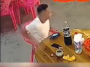 Clip Eva - Clip: Phản xạ cực nhanh, người đàn ông thoát chết trước đầu ô tô