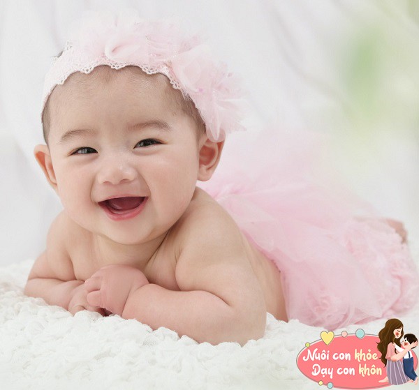 Bố mẹ nên cho trẻ tương tác với âm nhạc, đồ chơi âm thanh,... Nếu trẻ bắt chước tốt, tư duy sẽ phát triển nhanh hơn.
