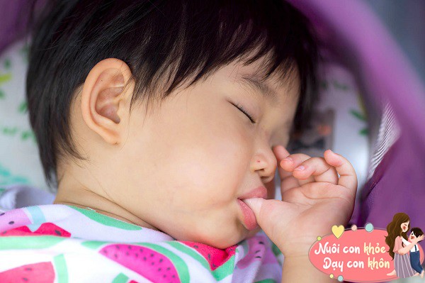 Việc mút tay giúp trẻ tiếp xúc với các giác quan, khám phá thêm về cơ thể của mình tốt hơn.