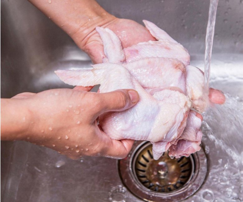 Rửa đồ sống và rau sống chung bồn hoặc chậu không chỉ ở hàng quán, nhiều gia đình cũng đang có thói quen này. Ảnh minh họa. 