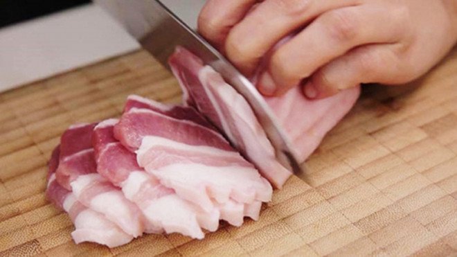 Rất nhiều gia đình thái thịt sống, xong rửa và hơ dao thớt qua lửa rồi thái thịt chín, điều này không tiêu diệt được vi khuẩn gây bệnh. Ảnh minh họa. 