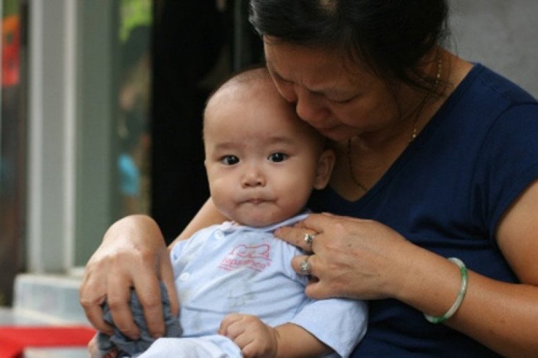 Lên chăm cháu 2 năm, sinh nhật tôi con dâu cho 30 triệu, sáng hôm sau tôi bỏ về quê - 1