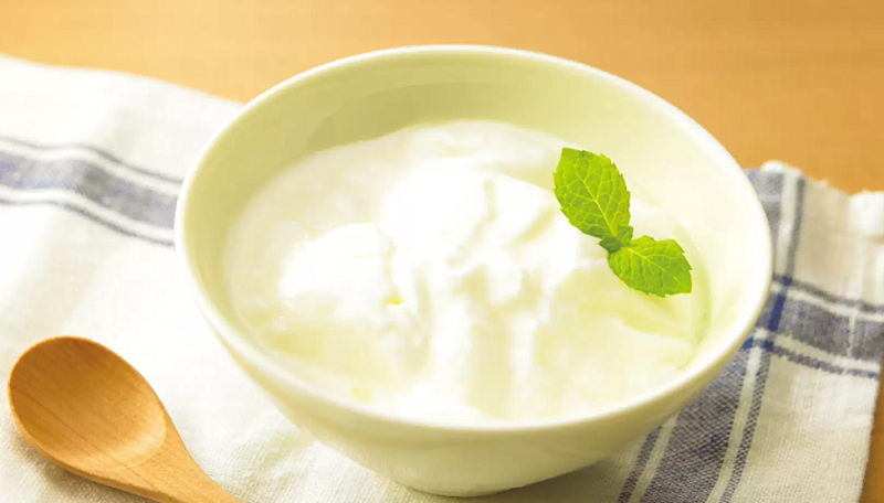 Sữa chua cung cấp canxi cho xương và răng chắc khỏe, nó cũng chứa protein cần thiết cho sự phát triển và tăng trưởng. Probiotic trong sữa chua tăng cường hệ miễn dịch và cải thiện tiêu hóa của trẻ.
