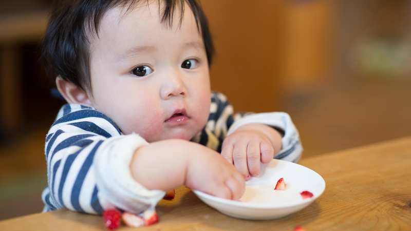 Trẻ em thường rất hấp dẫn và quan tâm đến các món đồ ăn vặt, bởi hương vị ngọt ngào, màu sắc bắt mắt tạo nên trải nghiệm thú vị cho trẻ. Tuy nhiên, việc tiêu thụ quá nhiều đồ ăn vặt không lành mạnh có thể gây hại cho sức khỏe của trẻ.
