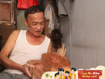 Người cuối cùng ở phố cổ giữ hồn cho bánh trung thu và tiết lộ mánh khóe kinh doanh ít người biết