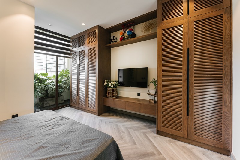 4 phòng ngủ đều được lát sàn gỗ hình xương cá màu sắc tự nhiên. Tủ quần áo được kết nối với tủ tivi, kệ để đồ.
