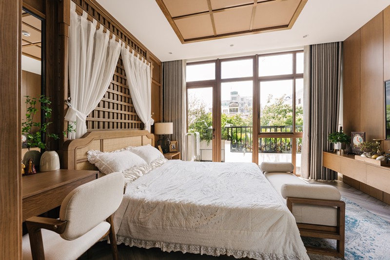 Căn phòng ngủ của nữ ca sĩ trông chẳng khác nào trong một villa nghỉ dưỡng, được tô điểm thêm nét lãng mạn.
