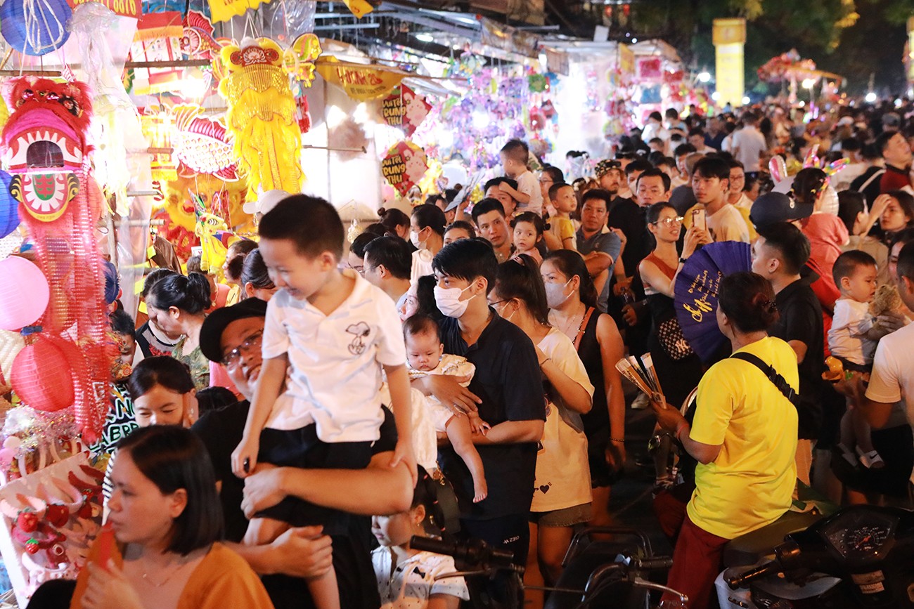 Do Tết Trung thu năm nay vào ngày thường, nên dịp cuối tuần, hàng nghìn người đã đổ về phố Hàng Mã và các tuyến phố xung quanh như: Hàng Lược; Hàng Rươi;… để tham quan, mua sắm.