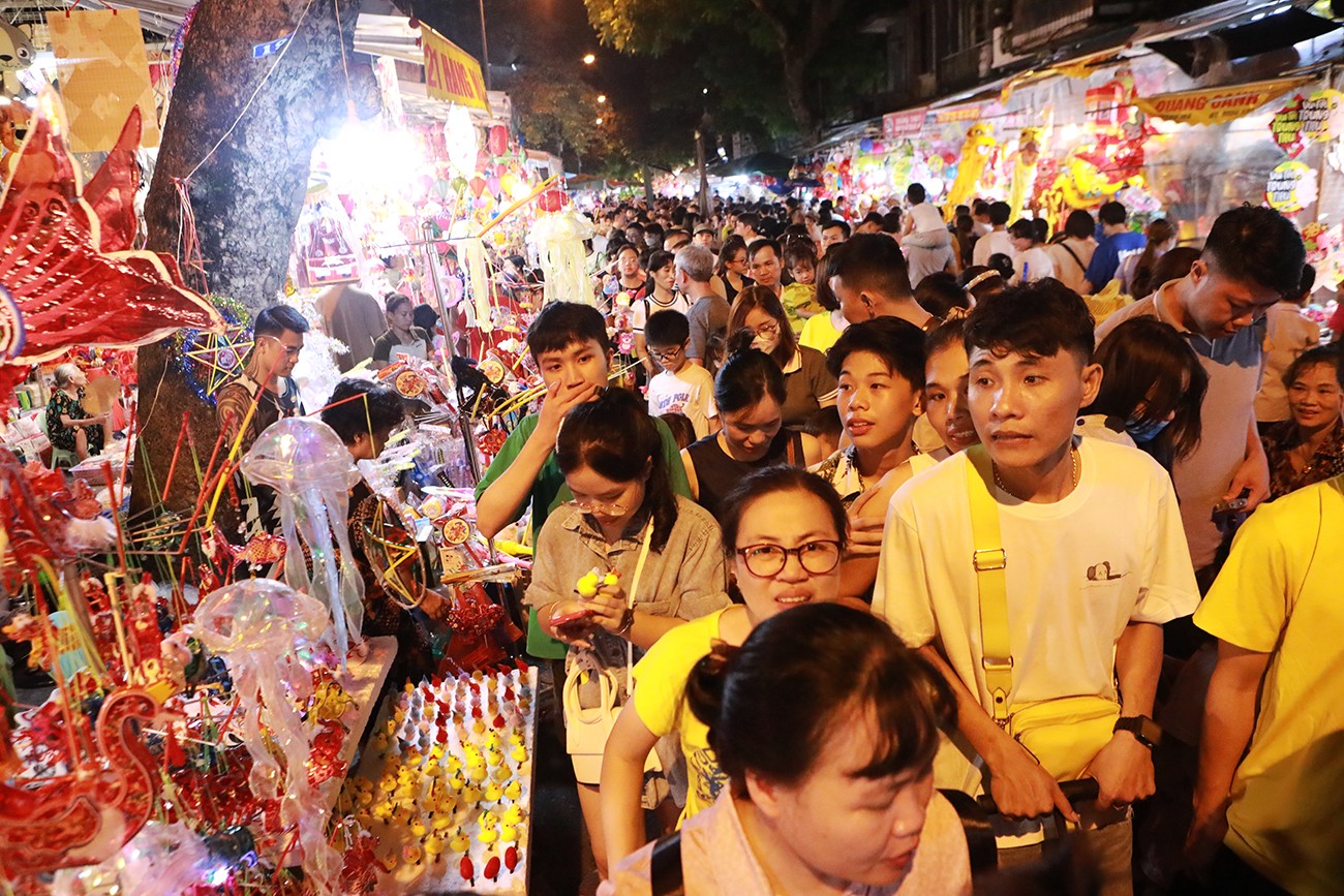Dòng người tại phố Hàng Mã chật kín, khách muốn dừng chân mua một món đồ cũng khó khăn.