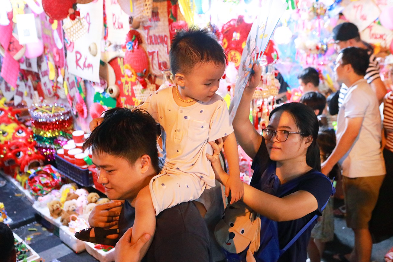 Tuy thời tiết mát mẻ, nhưng nhiều người, đặc biệt là các em nhỏ cũng phải mướt mồ hôi khi theo chân bố mẹ chen vào phố Hàng Mã vui chơi, mua sắm.