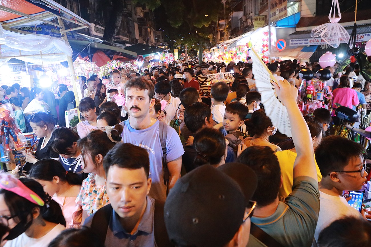 Càng về tối khoảng (20-22h), lượng người đổ về phố Hàng Mã càng đông.