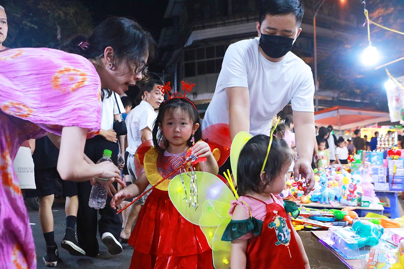Gia đình chị Ly (ở đường Hoàng Quốc Việt) cho biết: “Tranh thủ cuối tuần, tôi dẫn các con đến phố Hàng Mã đón Trung thu sớm. Các mặt hàng ở đây rất bắt mắt, không khí rất náo nhiệt, đông đúc”.