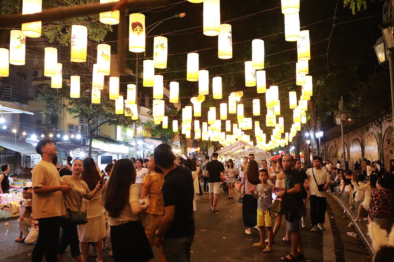 Phố Phùng Hưng (quận Hoàn Kiếm) như được khoác lên mình bộ áo mới với nhiều màu sắc. Gần dịp Trung thu, con phố này càng thu hút đông đảo các bạn trẻ đến vui chơi.