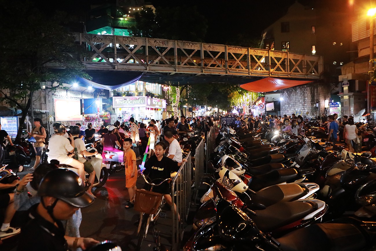 Ngoài bãi gửi xe máy của phường còn có rất nhiều bãi gửi xe tự phát của người dân phố cổ, giá vé gửi xe máy 20.000 đồng/xe. Bãi nào cũng chật kín xe máy.