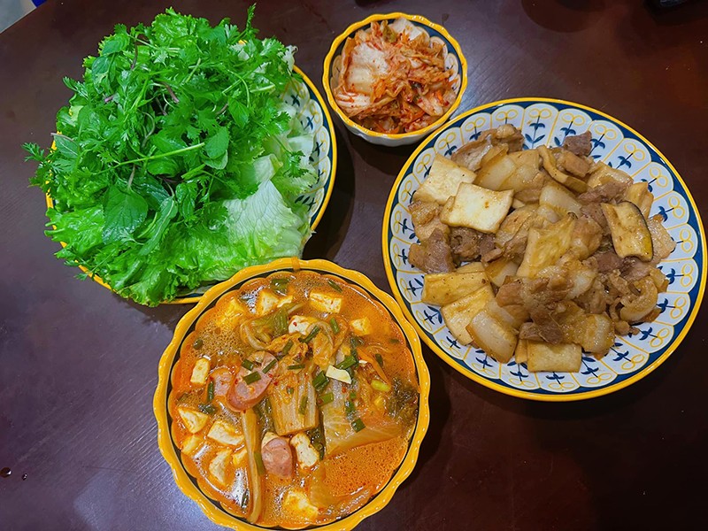 Thịt xào nấm - Canh kim chi - Kim chi, rau sống.
