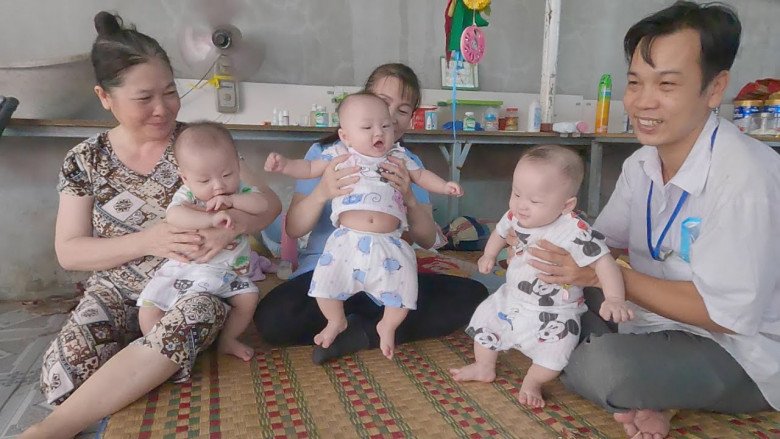 3 bé trai Tiến Phát, Tiến Thành, Tiến Đạt bên bà ngoại và bố mẹ.