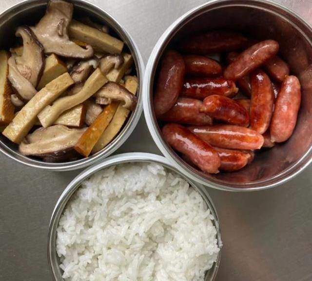 View - Mẹ làm cơm trưa cho con mang đi học bạn liên tục xin, phụ huynh khen ngon: Cho con mang cơm đi hay ăn cơm ở trường sẽ tốt hơn?