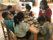 Làm mẹ - Con đi nhà trẻ về mách cô giáo không cho ăn, mẹ đi kiện, nghe lời giải thích mà tâm phục