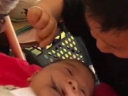 Yêu con - Mẹ ra ngoài nhờ anh trai 4 tuổi trông em, vừa về đến nhà nhìn thấy hành động của con trai mà rơi nước mắt