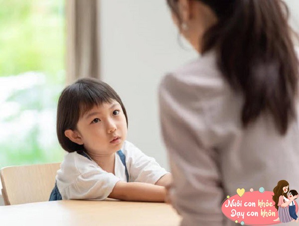 Khi trẻ không nhận được sự tin tưởng và ủng hộ từ gia đình, có thể trở nên rụt rè và ngại giao tiếp.