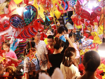 Đi chơi Trung thu sớm, hàng nghìn người chen chân trên con phố sặc sỡ, lung linh nhất Hà Nội