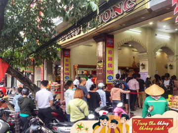 4 tiệm bánh Trung thu cổ truyền cực lâu đời: Giữ nguyên vị truyền thống, khách xếp hàng tắc cả đường