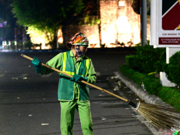 Lao công trắng đêm sau đêm hội Thành Tuyên để làm sạch phố phường