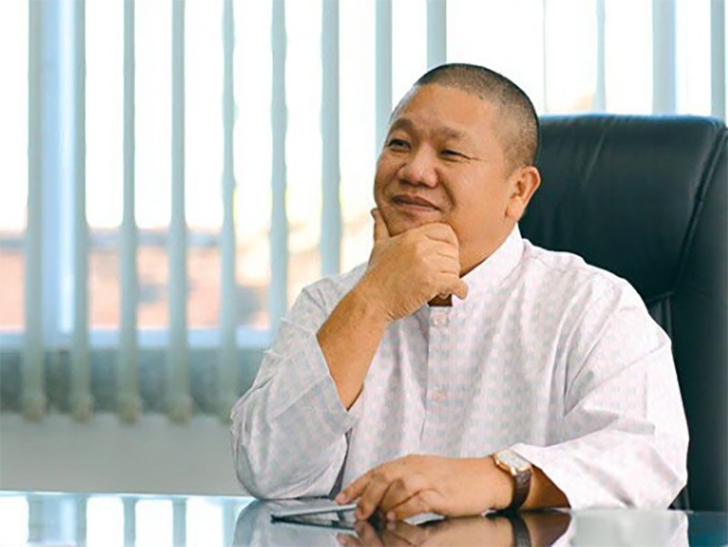 Đại gia Lê Phước Vũ sinh năm 1963 tại Bình Định, được biết đến là 'đại gia ngành tôn'. Hiện ông là Chủ tịch HĐQT kiêm TGĐ Tập đoàn Hoa Sen
