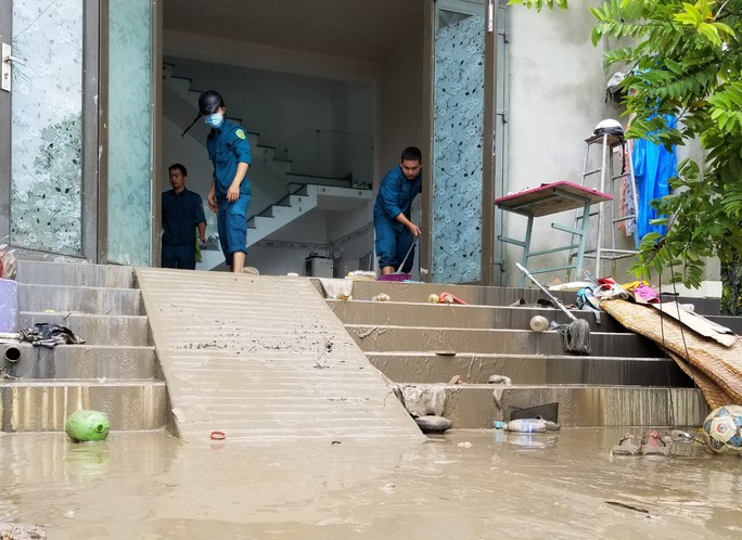 View - Cận cảnh bùn ùn ùn tràn vào nhà dân ở Đà Nẵng